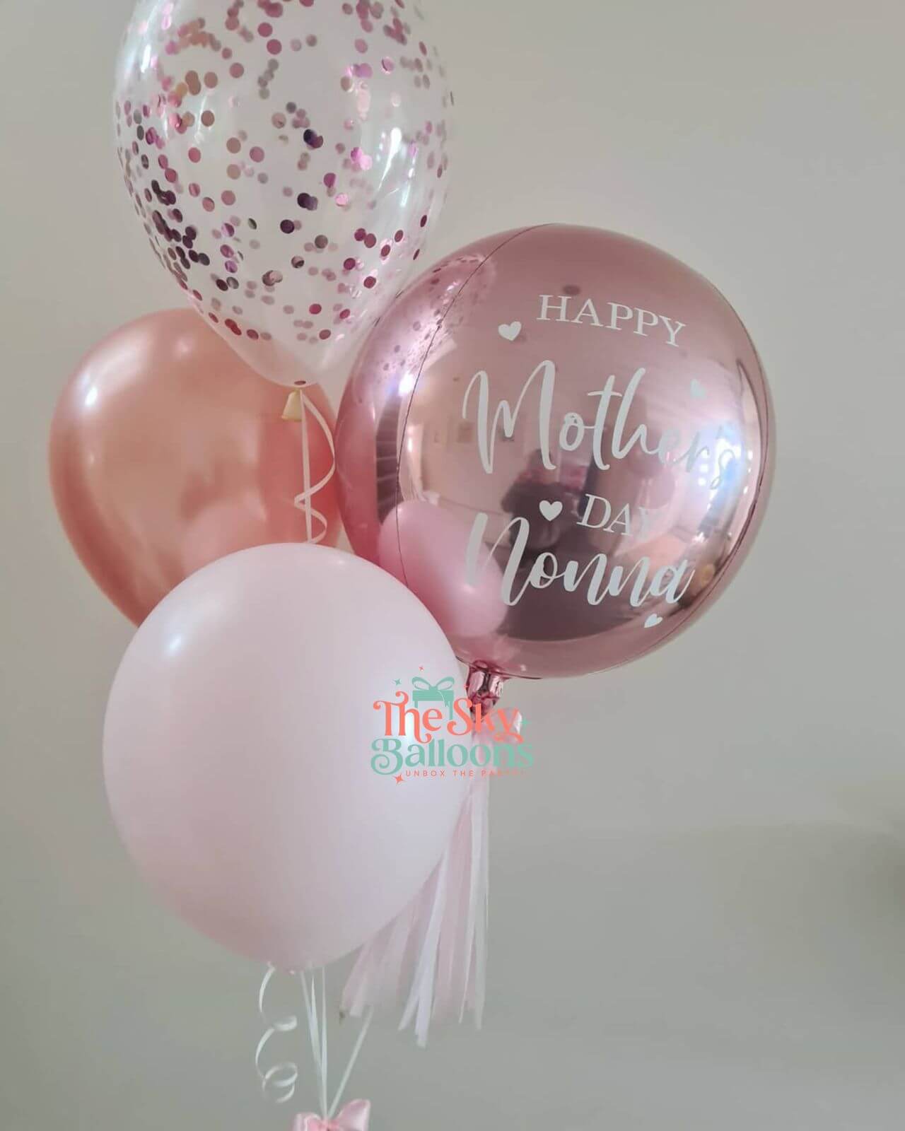 Bouquet of balloons with 'Happy Mother's Day Mommy' text on a plain background